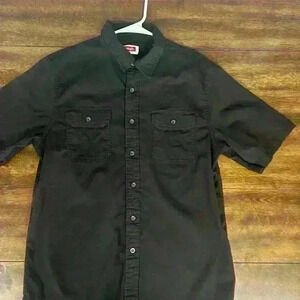 Men’s button up Wrangler short sleeve shirt with collar